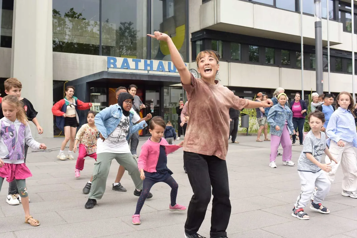 Teilnehmende tanzen im Hip-Hop- und Streetdance-Workshop von The Funky Monkeys.