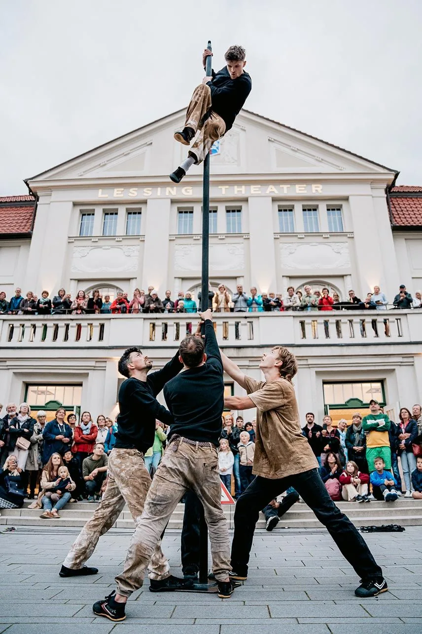 Das GROOVE-Ensemble bei einer Outdoor-Show am Chinese Pole vor Publikum.