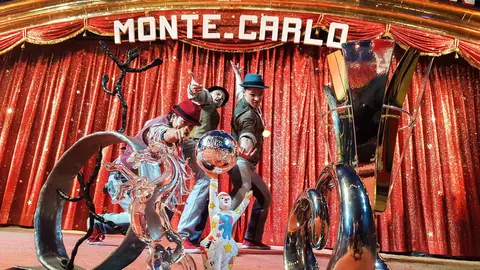 The Funky Monkeys mit ihren Auszeichnungen vor dem roten Bühnenvorhang in Monte-Carlo.